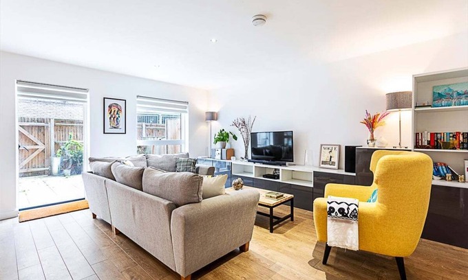 Ferndale Apartment | Beautiful Open Plan Garden Flat