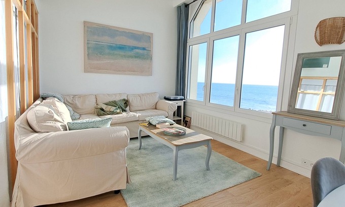 Agon-Coutainville Apartment | BEAUTIFUL PANORAMIC SEA VIEW EXCEPTIONAL LOCATION APARTMENT 3* ALL COMFORTS