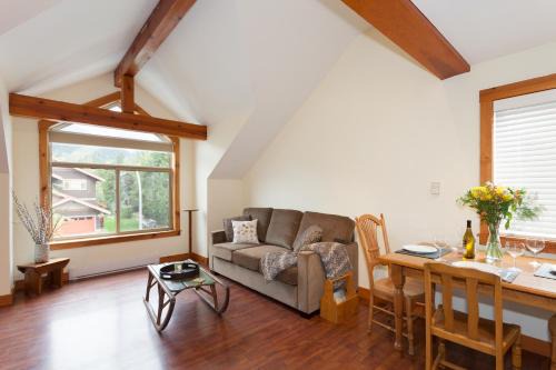Pemberton Apartment | Beautiful Pemberton Valley 1 bedroom suite with king size bed WIFI cable TV complimentary parking walk to Village gorgeous views of Mount Currie