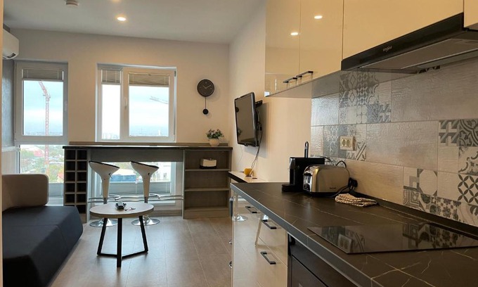Militari Apartment | Beautiful Penthouse Lakeview W18