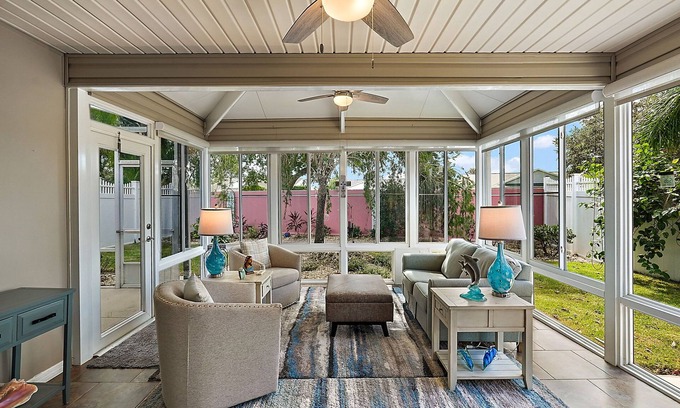 Duval Villa | Beautiful Pet-Friendly Villa in the Ideal Location with 4-Seater Golf Cart
