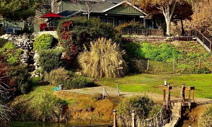 Exeter House | Beautiful pool home in foothills close to Sequoia's-