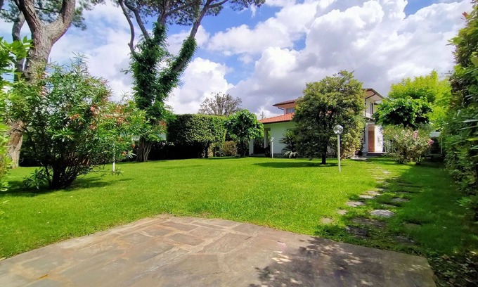 Forte dei Marmi Villa | Beautiful private villa for 12 people with WIFI, A/C, TV and patio