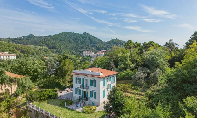 La Spezia House | Beautiful private villa for 7 people with WIFI, TV, patio and pets allowed