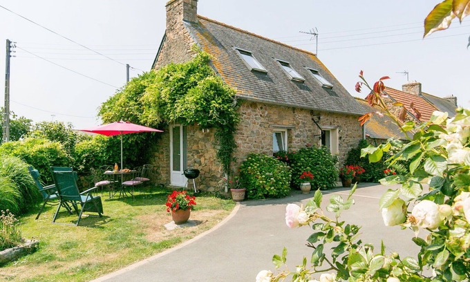 Saint-Jean-du-Doigt Villa | Beautiful private villa for 2 people with WIFI, TV, patio, pets allowed and parking
