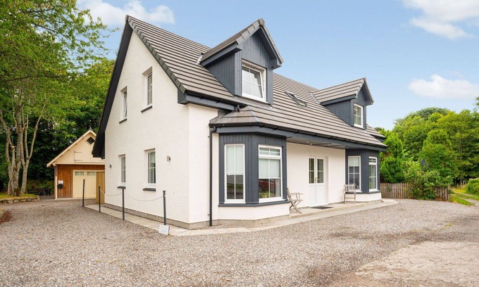 Drumnadrochit House | Beautiful private villa for 8 guests with WIFI, TV, patio and pets allowed