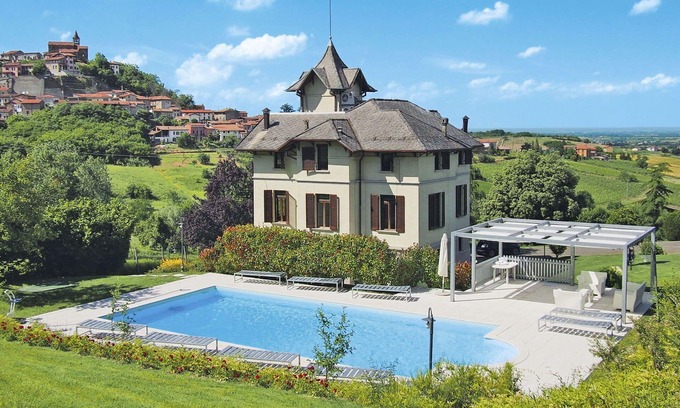 Sarezzano Villa | Beautiful private villa with WIFI, private pool, hot tub, A/C, TV, terrace, pets allowed and par.