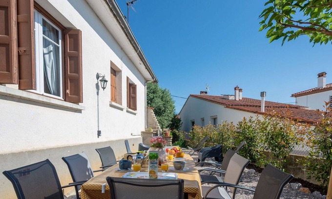 Montauriol House | Beautiful private villa for 7 people with TV, terrace and parking