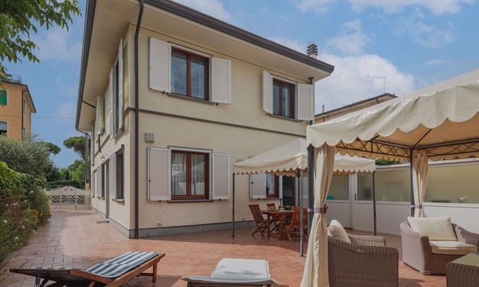 Lido di Camaiore House | Beautiful private villa for 6 people with WIFI, TV, patio and pets allowed