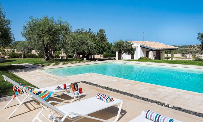 Rosolini Villa | Beautiful private villa for 10 people with WIFI, A/C, private pool, TV, patio and parking