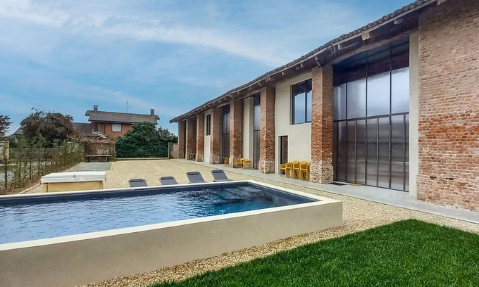 Poirino Villa | Beautiful private villa for 14 guests with WIFI, A/C, private pool, hot tub, TV, patio and parking