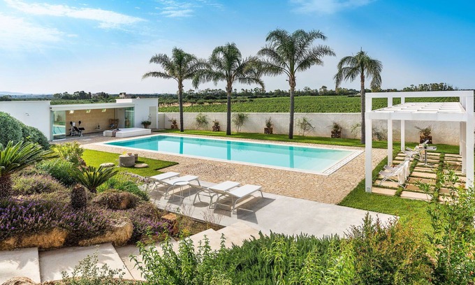 Marausa Villa | Beautiful private villa for 10 people with WIFI, A/C, private pool, TV, terrace and parking