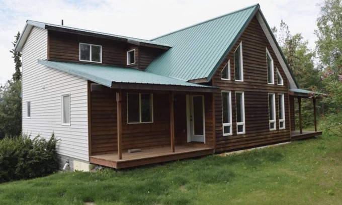 Gateway House | Beautiful quiet home on 2 acres. Many amenities. 2 person Jacuzzi tub!