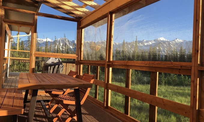 Haines Junction Ski Chalet | Beautiful relaxing Log Chalet with amazing view of Saint-Elias Mountain range.