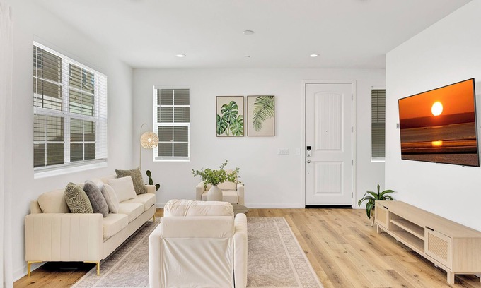 Eastvale Downs House | Beautiful Remodeled Home Perfect for Friends/Families Close 2 Airports