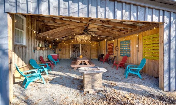 Bluff City House | Beautiful, River-Front, Pet-Free Home