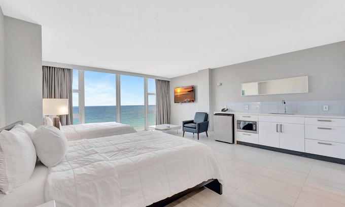 Galt Mile Apartment | Beautiful room on the beach