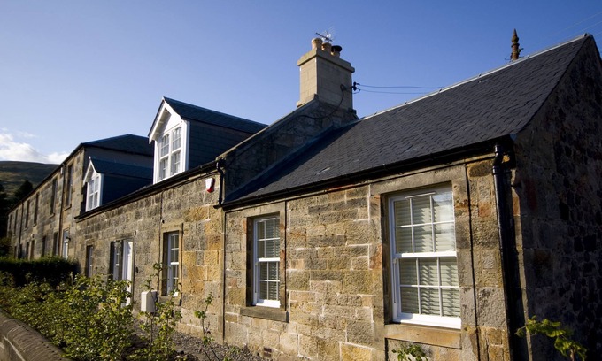 Dollar House | Beautiful sandstone cottage in picturesque village setting