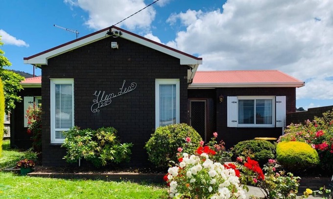Glenorchy House | Beautiful scenery in Glenorchy with mountain and water view