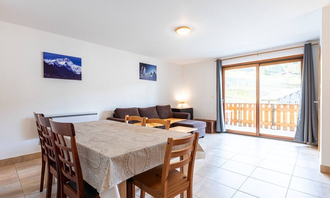 Morillon Apartment | Beautiful ski in ski out apartment for 8 people