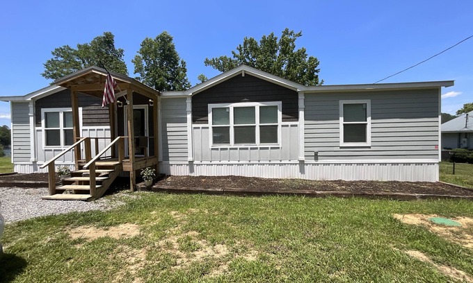 Crane Hill House | Beautiful Smith lake Home on a lazy sloping lot! No Stairs to the water!