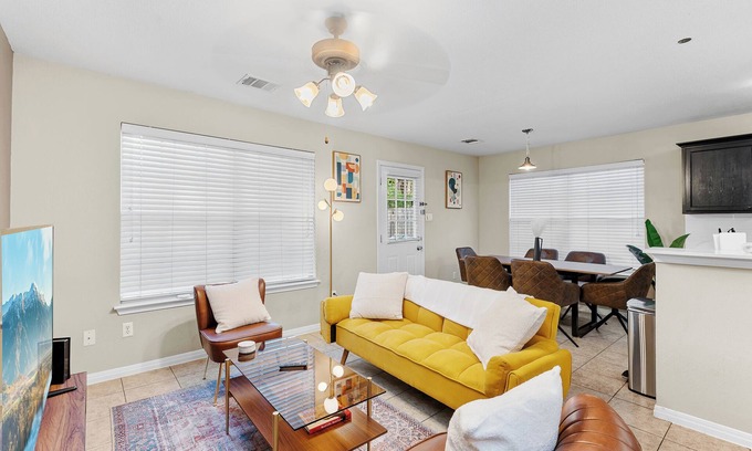 Franklin Park House | Beautiful Space - Nice yard - 10 min from DT