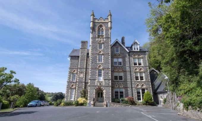 Mumbles Apartment | Beautiful spacious apartment 100m from the beach