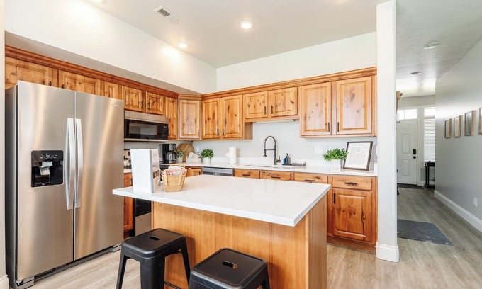 Providence House | Beautiful, Sparkling Clean 3 BR, 2.5 BA Townhome!