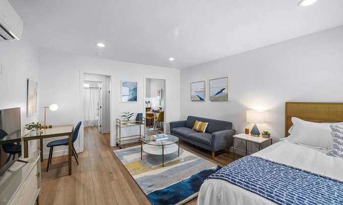 Palms Apartment | Beautiful Studio in Mar Vista!