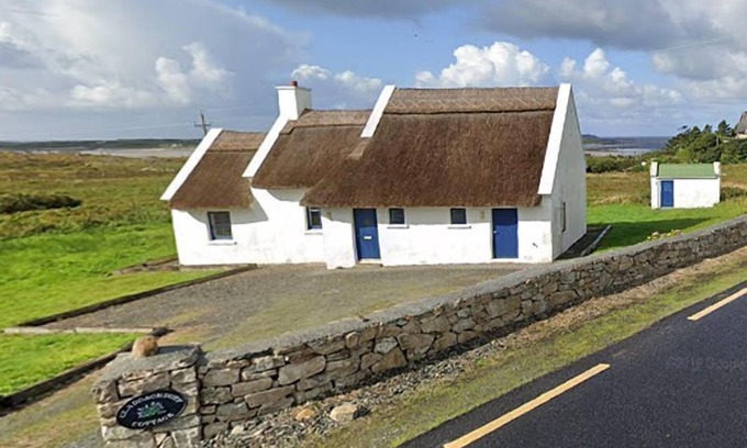 Claddaghduff Apartment | Beautiful thatched cottage. Walk to the beach and village