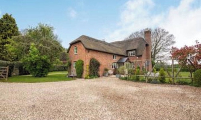 Swindon Cottage | Beautiful thatched country 4 Bedroom Cottage