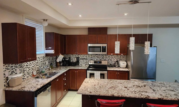 Mount Hope Huron Park House | Beautiful Three Bedroom House