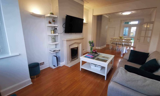 Seven Kings House | Beautiful Three Bedroom Home close to Stations