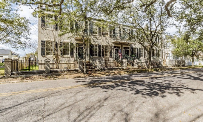 Central Business District House | Beautiful Townhouse at De Tonti Square