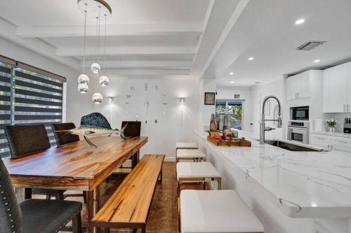 Hollywood Lakes House | Beautiful Tropical Vacation House close to Beach