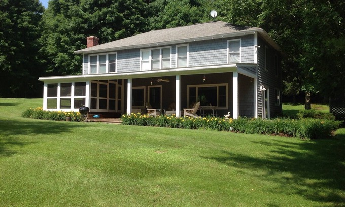 Salisbury Cottage | BEAUTIFUL TWIN LAKES RENTAL - Weekly or Seasonal Term Available