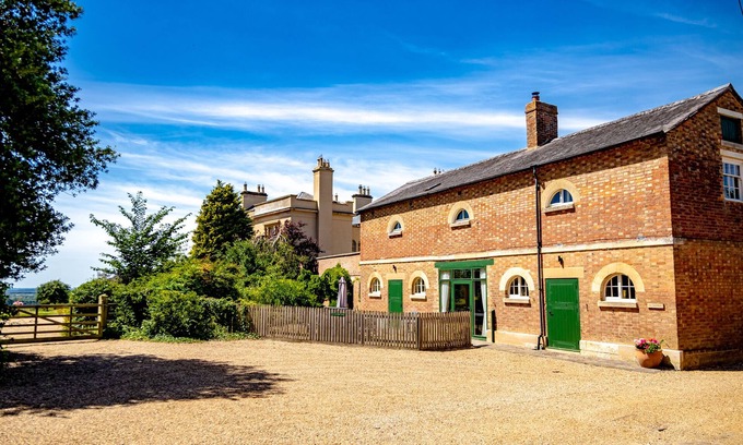 Flecknoe House | Beautiful two storey house set in a charming courtyard