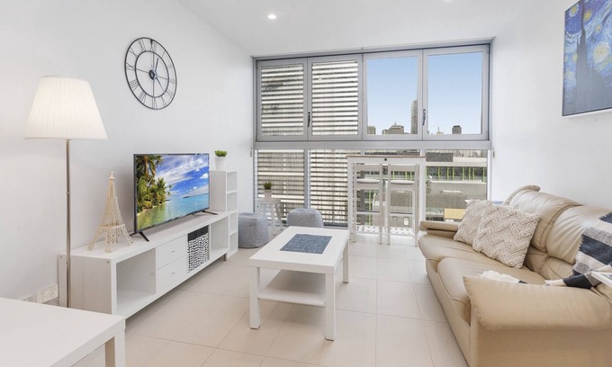 South Brisbane Apartment | Beautiful Unit with Gym and Pool near Museums