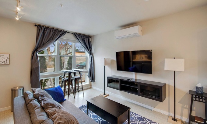 Powderhorn Apartment | Beautiful Uptown Studio@Super Fast WiFi@In-Unit W/D@Keurig + Coffee@Roku TV