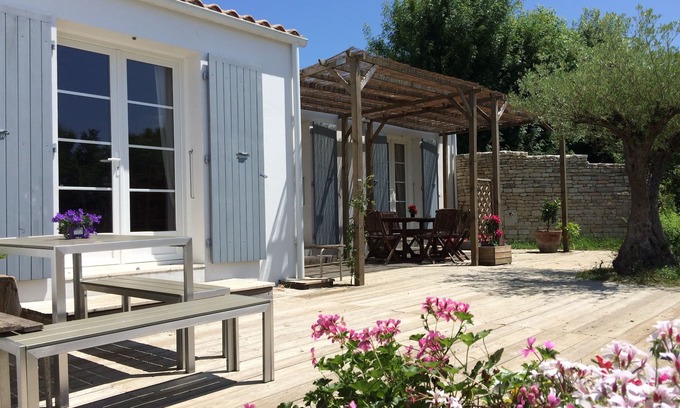Le Chateau-d'Oleron Villa | Beautiful villa with pool and park