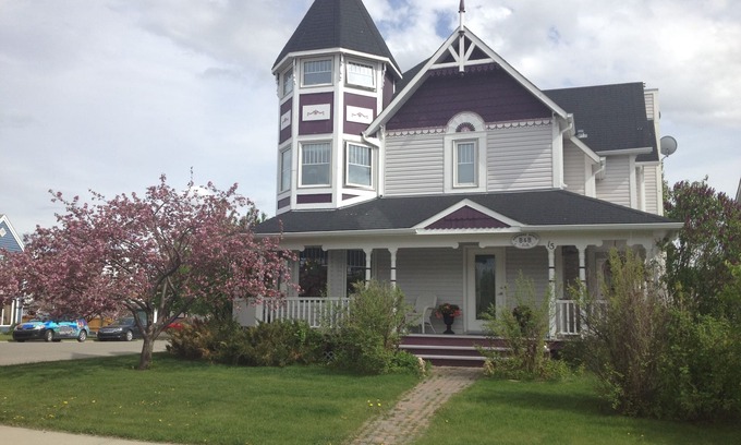 Okotoks House | Beautiful Victorian 2 story