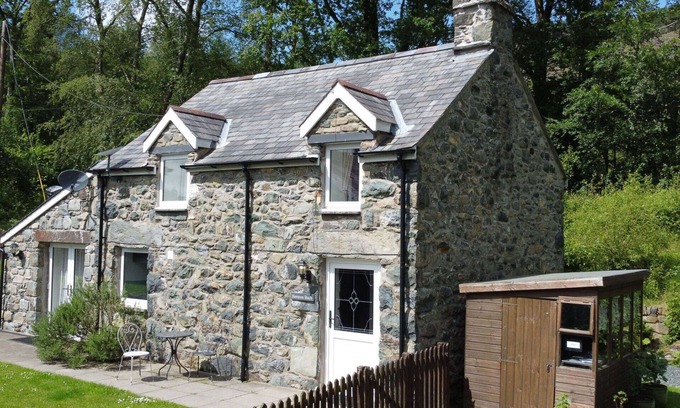 Ganllwyd House | Beautiful villa for 4 people with WIFI, pets allowed and parking