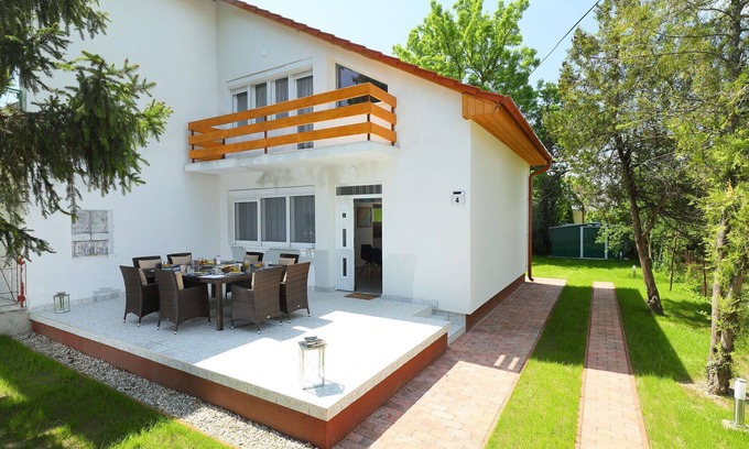 Balatonoszod House | Beautiful villa for 5 people with A/C, WIFI, TV, patio and parking
