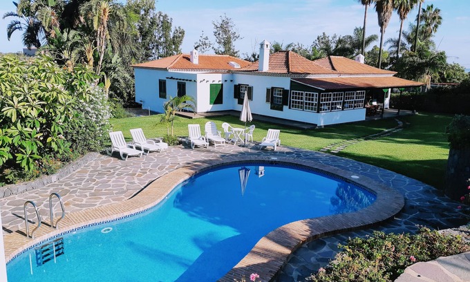 Las Arenas Villa | Beautiful villa/farmhouse in exclusive 5,000m2 botanical garden, private pool