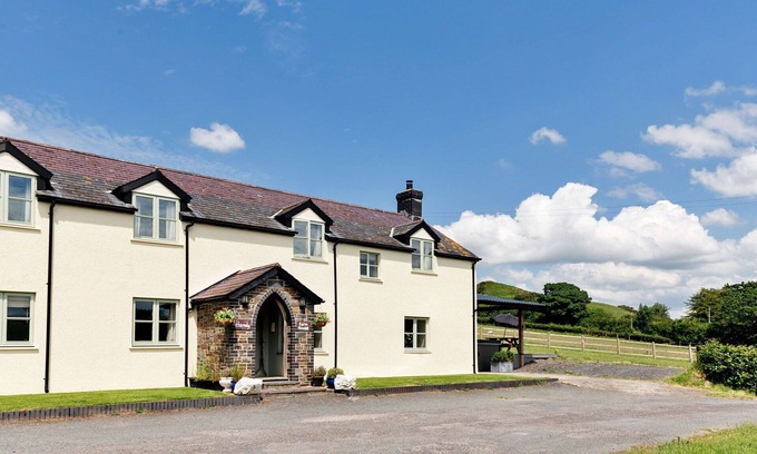 Devils Bridge House | Beautiful villa for 12 guests with hot tub, WIFI, pets allowed and parking