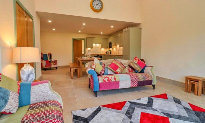 Little Rissington House | Beautiful villa for 6 guests with WIFI, hot tub, pets allowed and parking