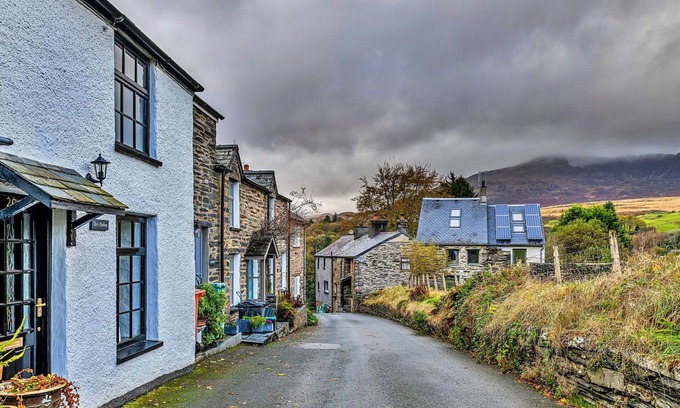 Dolwyddelan House | Beautiful villa for 5 guests with hot tub, WIFI, TV, terrace and parking