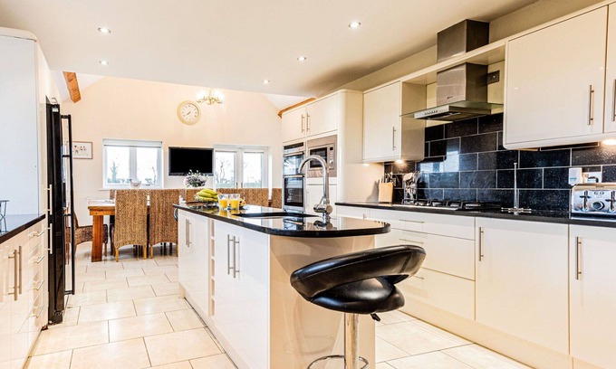 Holywell House | Beautiful villa for 14 people with WIFI and parking