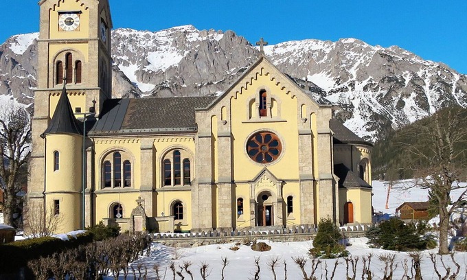 Ramsau am Dachstein Villa | Beautiful villa for 4 guests with WIFI, TV, balcony, pets allowed and parking