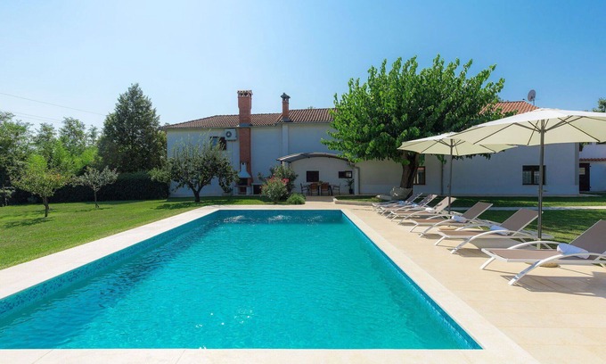 Muzini House | Beautiful villa for 7 people with A/C, WIFI, private pool, terrace, pets allowed and parking